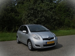 Toyota Yaris - 1.3 VVTi Aspiration . 5 Deurs AUTOMAAT . Airco . enz