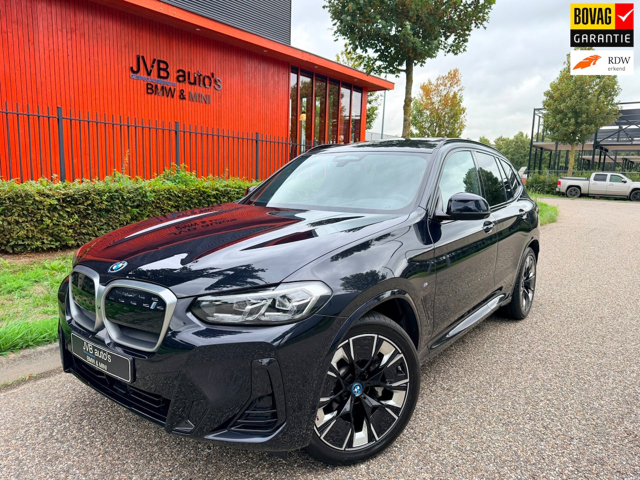 BMW iX3 - Impressive, M-sport, pano, H&K, Trekhaak, head-up - AutoWereld.nl