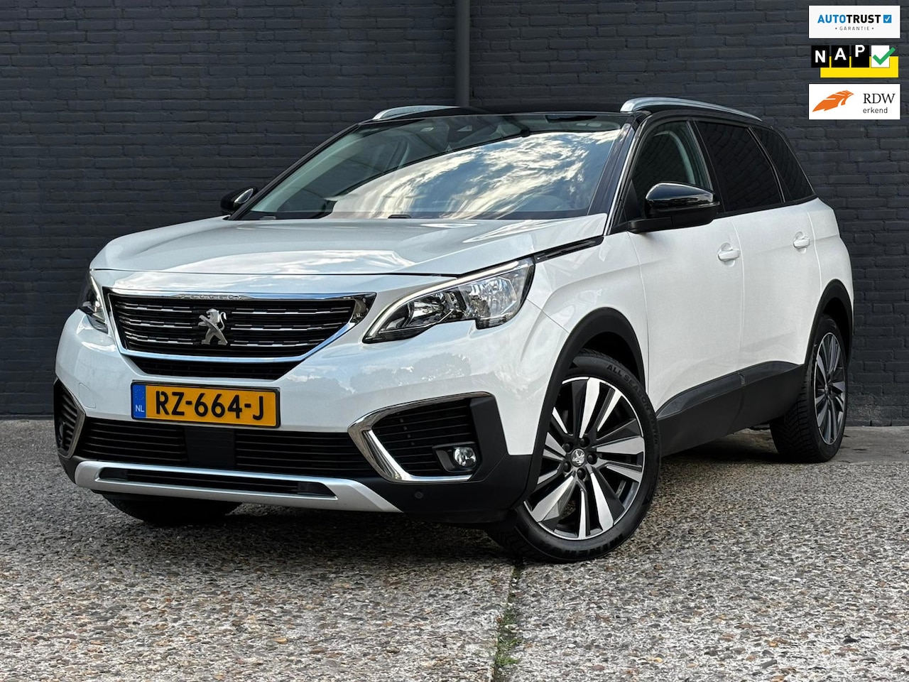 Peugeot 5008 - 1.2 PureTech Allure CAMERA|7PERSOONS|TREKHAAK|LEDER|NAVI - AutoWereld.nl