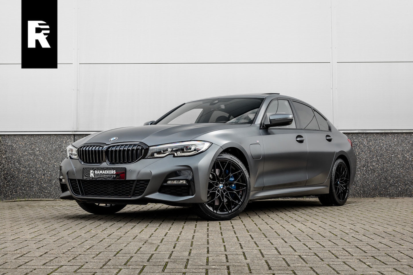 BMW 3-serie - 330e High Ex M-Sport Frozen / Glazen dak / Adaptief onderstel / Electrische stoelen / - AutoWereld.nl