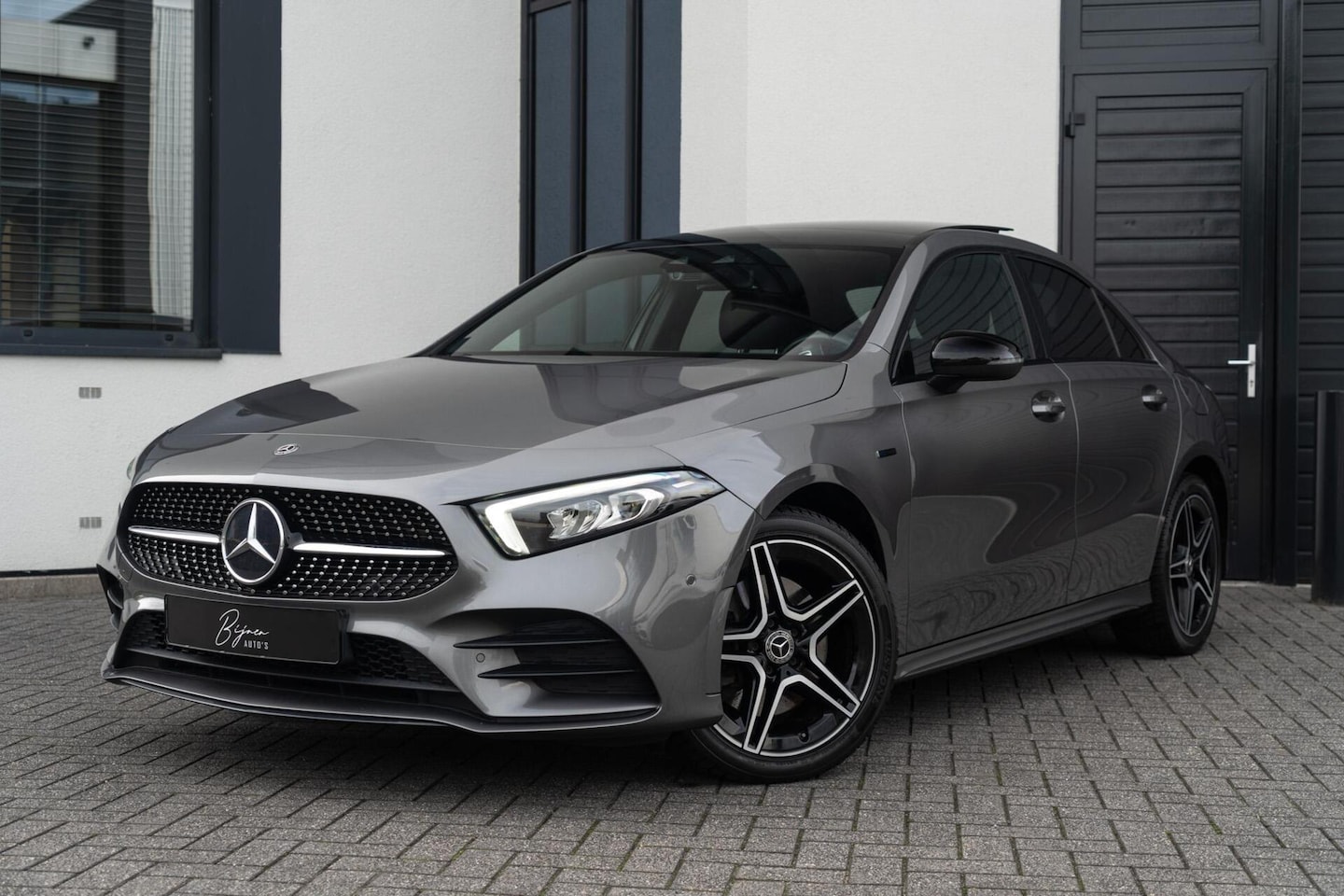 Mercedes-Benz A-klasse - 250 e AMG NIGHT PANO / AMBI LED / CARPLAY - AutoWereld.nl