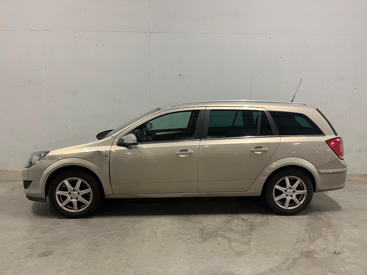 Opel Astra Wagon - 1.6 Cosmo Navi Clima Cruise Trekhaak Airco - AutoWereld.nl