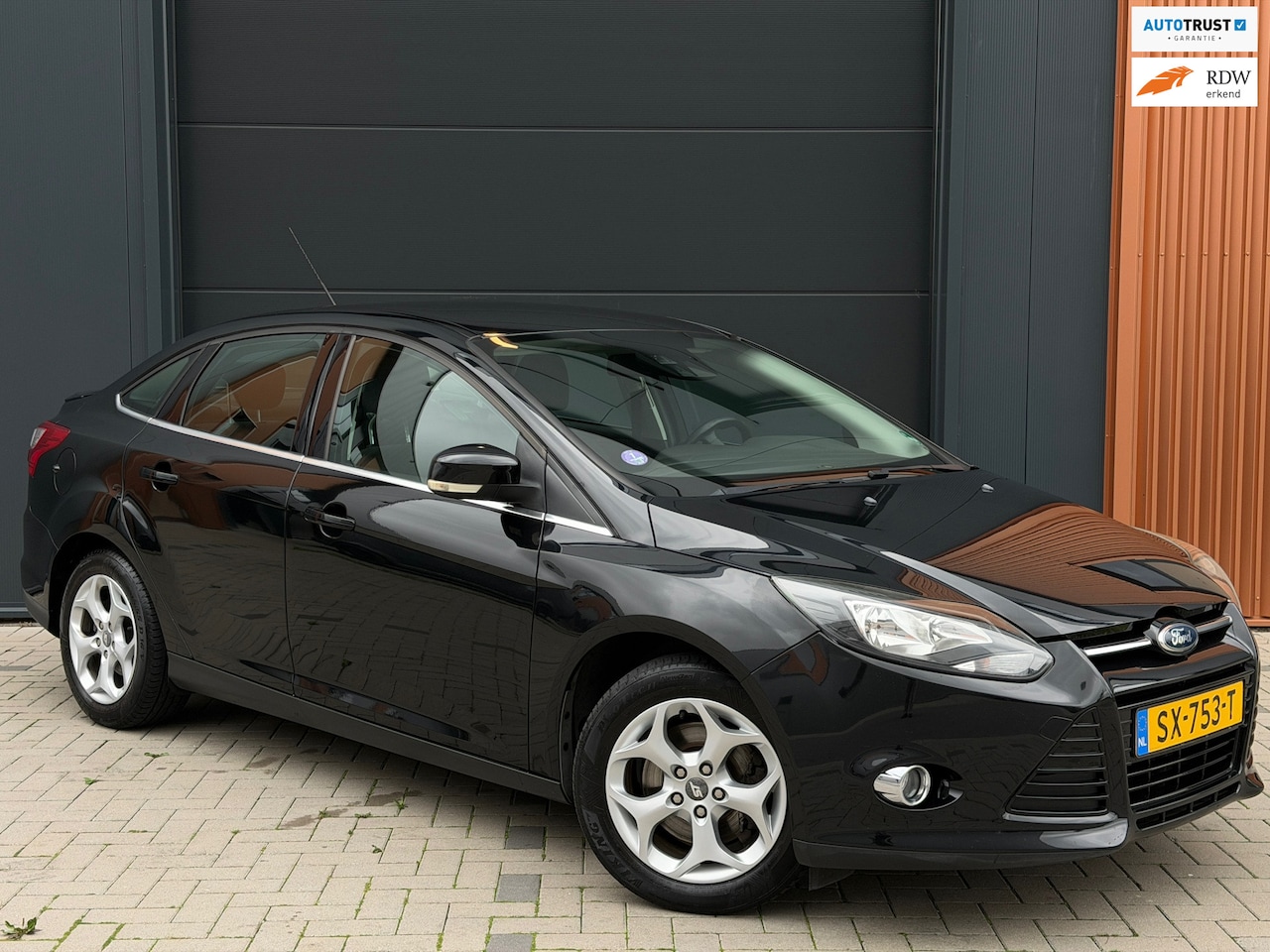 Ford Focus - 1.6 EcoBoost Titanium|Dealer Onderhouden|Trekhaak|Stoelverwarming|Climate Control|Cruise C - AutoWereld.nl
