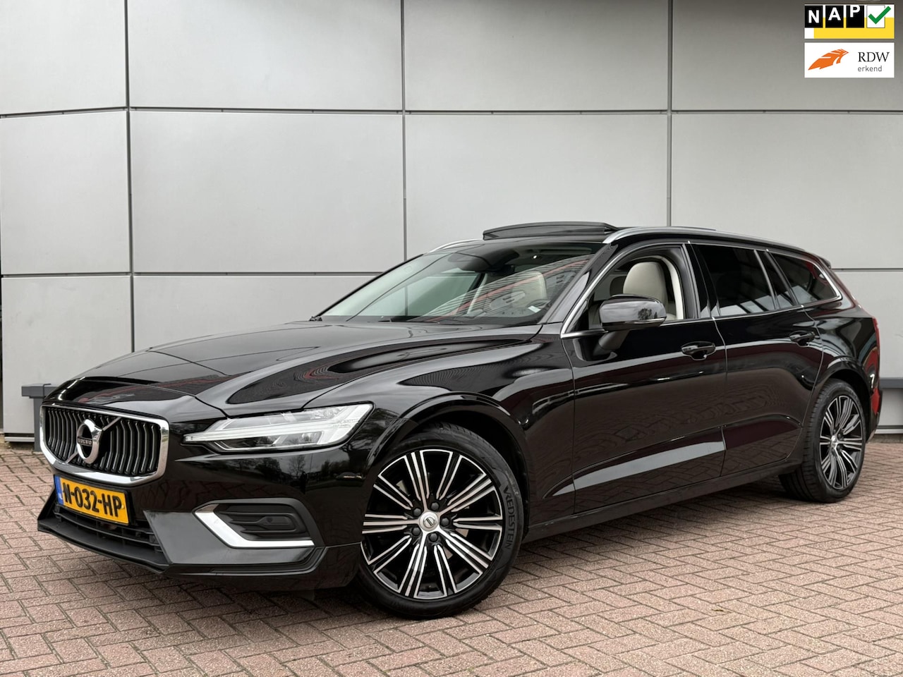 Volvo V60 - 2.0 B4 Inscription | Panoramadak | Harman Kardon | - AutoWereld.nl