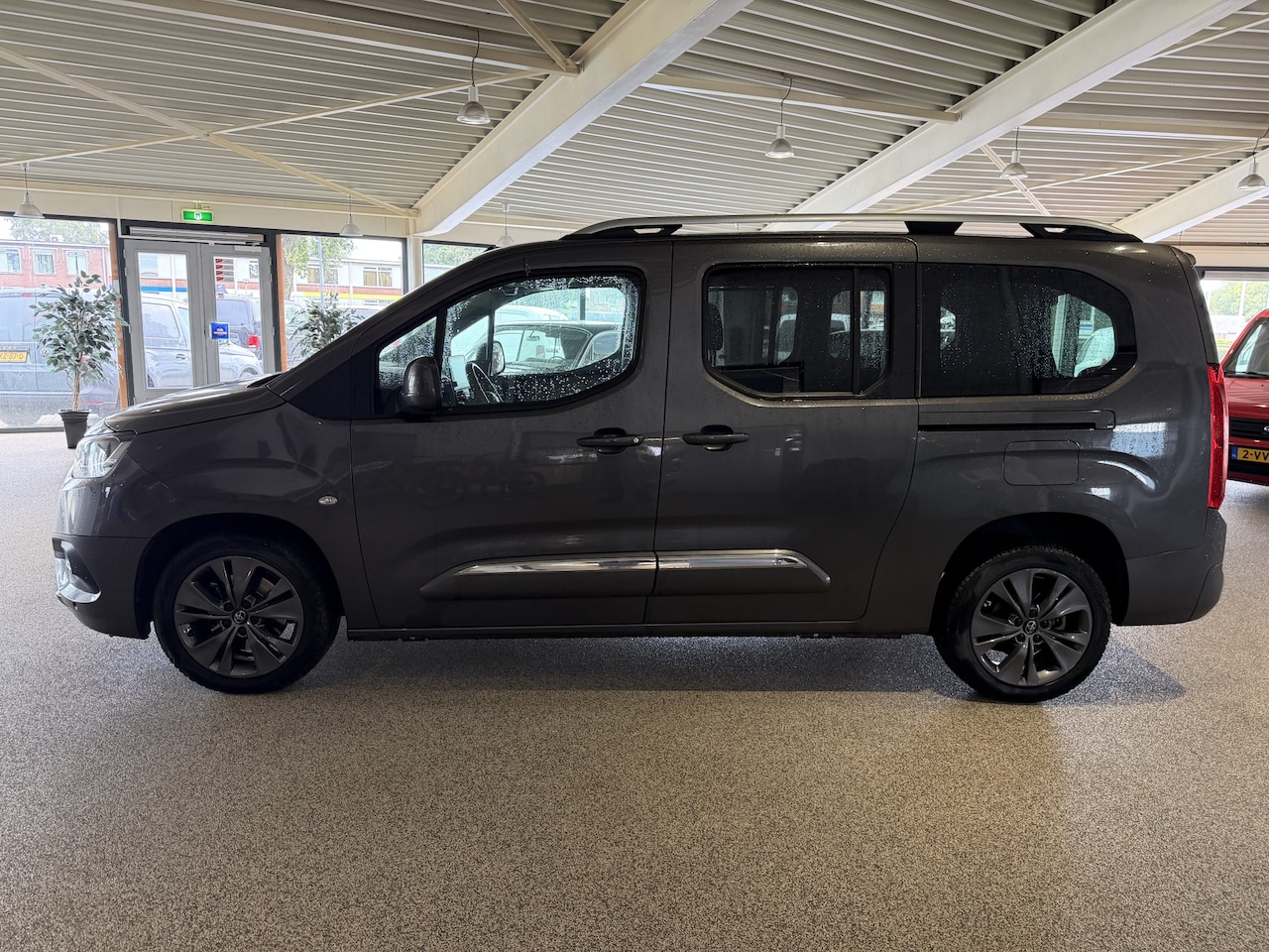 Toyota ProAce City Verso - 1.2 Turbo 130pk Active Long 7 persoons / rolstoel lift / vaste prijs rijklaar € 24.950 mar - AutoWereld.nl