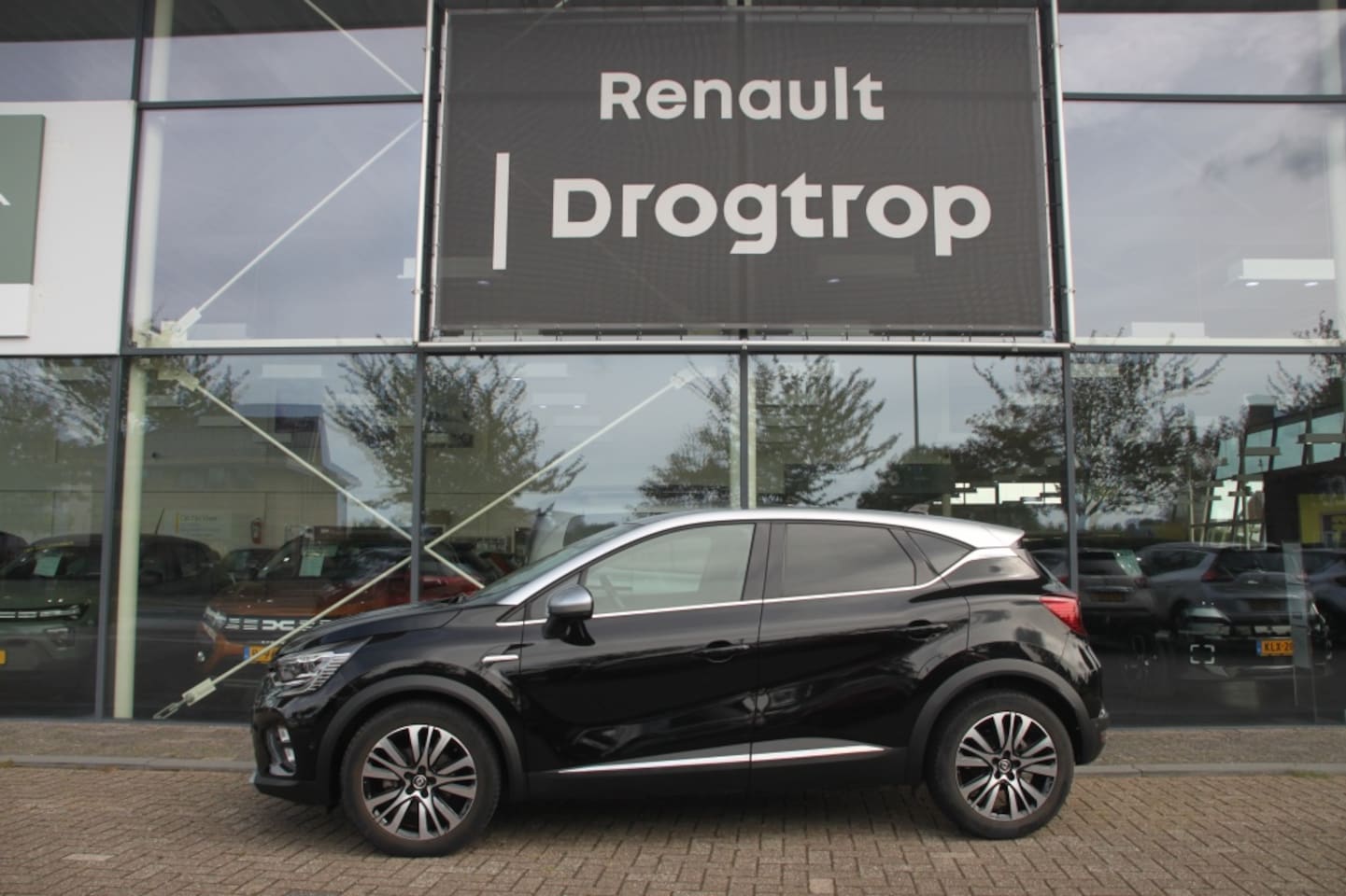 Renault Captur - 145PK-HYBRID-INITIALE PARIS-30DKM-LEDER-360CAM-ALL SEASONS- - AutoWereld.nl