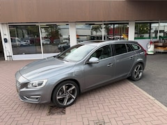 Volvo V60 - 2.4 D6 Twin engine R-Design NL-auto LAGE KM-STAND