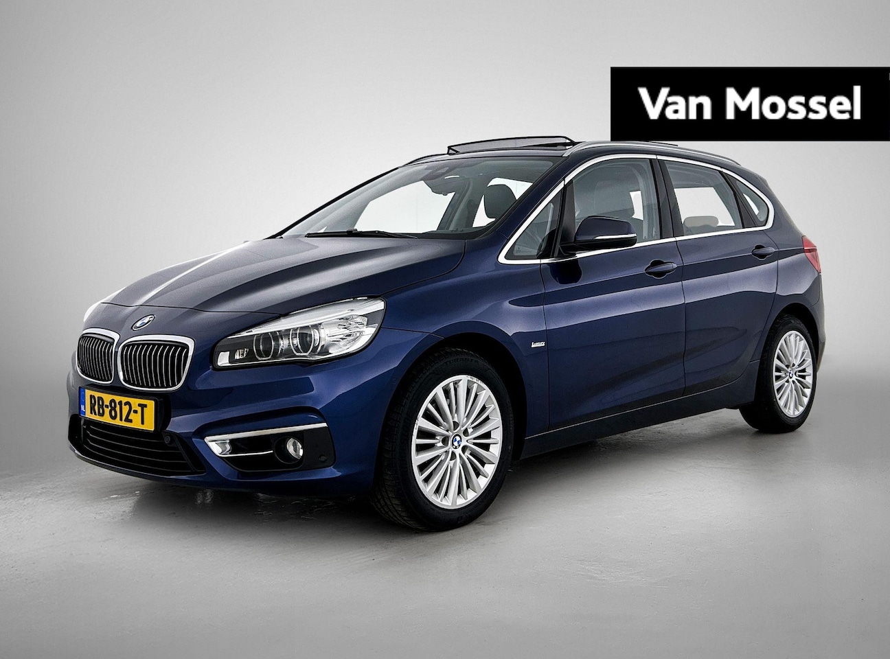 BMW 2-serie Active Tourer - 218i Corporate Lease High Executive | Panoramadak | Trekhaak | Leder - AutoWereld.nl
