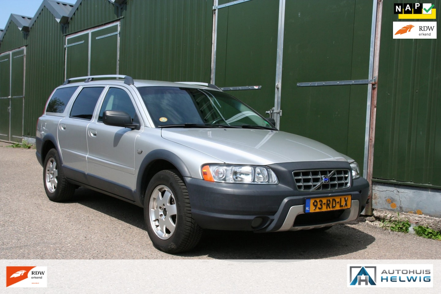 Volvo XC70 - 2.5 T Momentum 2.5 T Momentum, AIRCO, LEER, TREKHAAK, APK - AutoWereld.nl