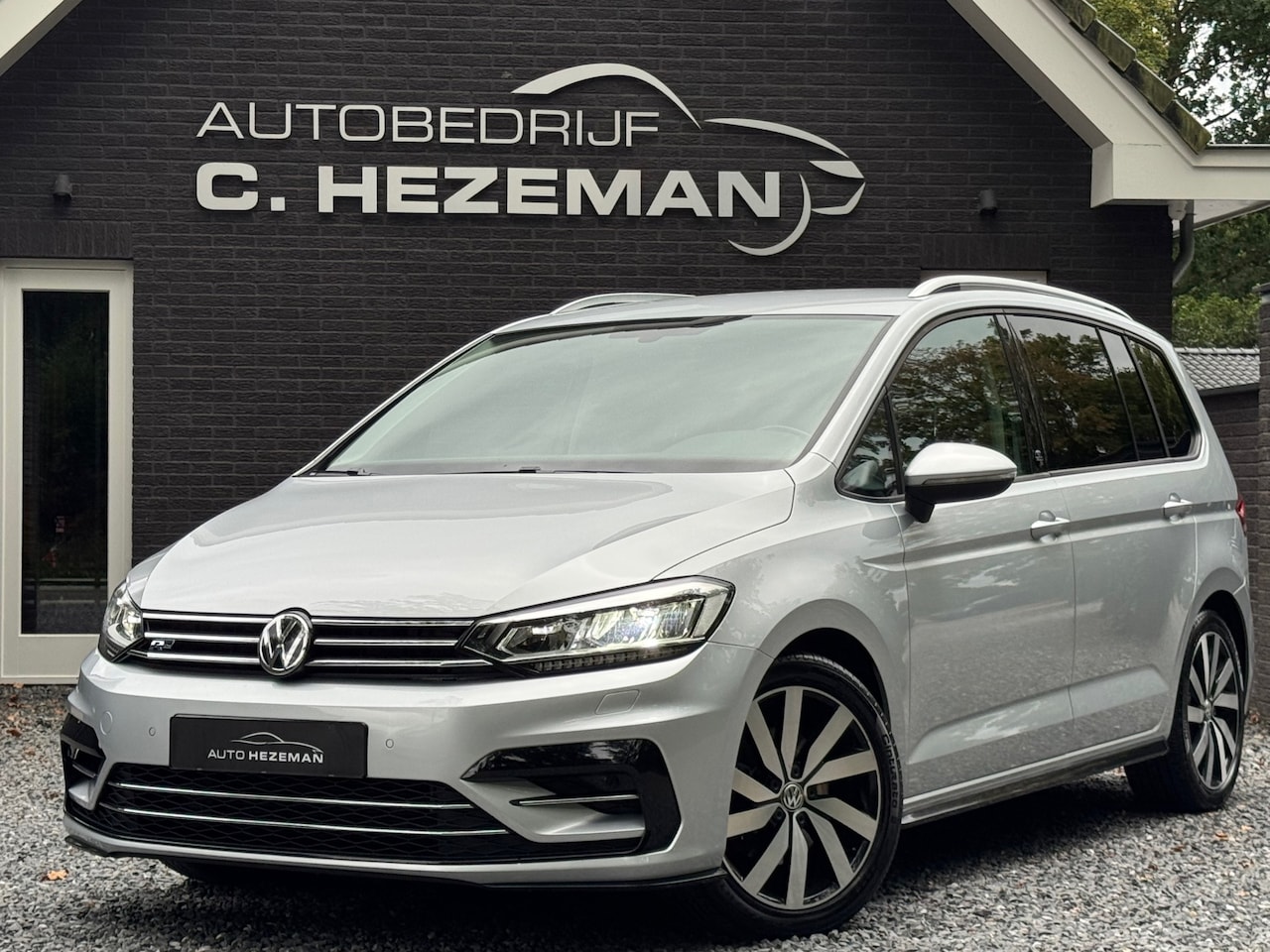 Volkswagen Touran - 1.2 TSI Highline R-Line 7 Persoons 1e eigenaar DealerOH Nieuwstaat FULL LED - AutoWereld.nl