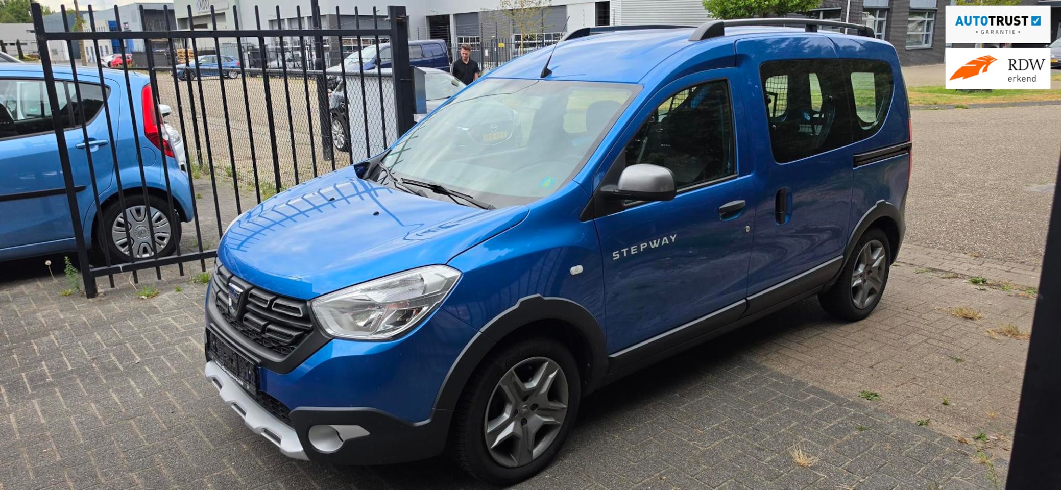 Dacia Dokker - 1.6 102PK Stepway Airco Navi Cruise Trekhaak Dealer onderhouden - AutoWereld.nl