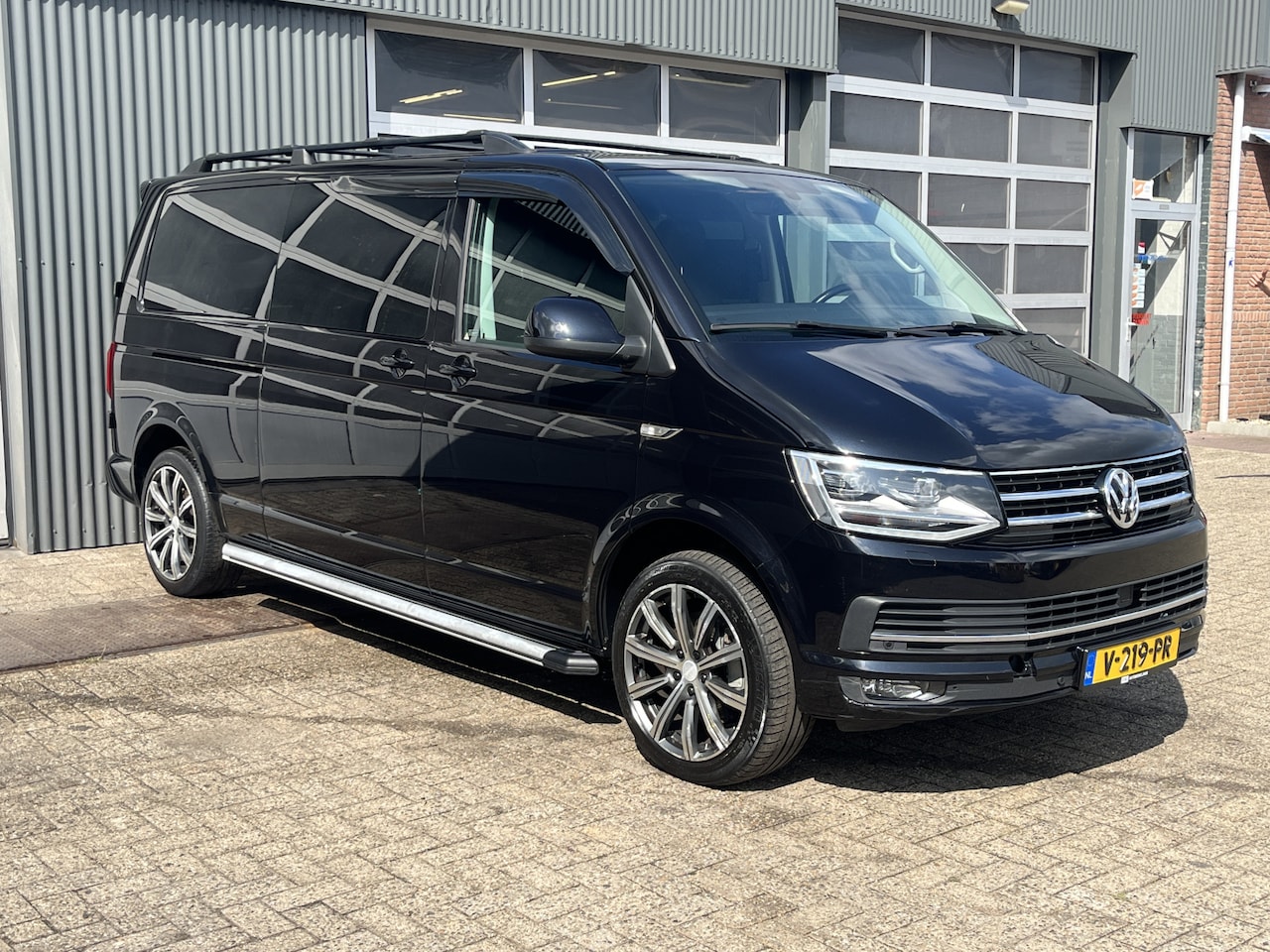 Volkswagen Transporter - 2.0 TDI L2H1 DC 2x elektrische schuifdeur Leder Apple carplay Schuifdak Stoelverwarming Tr - AutoWereld.nl