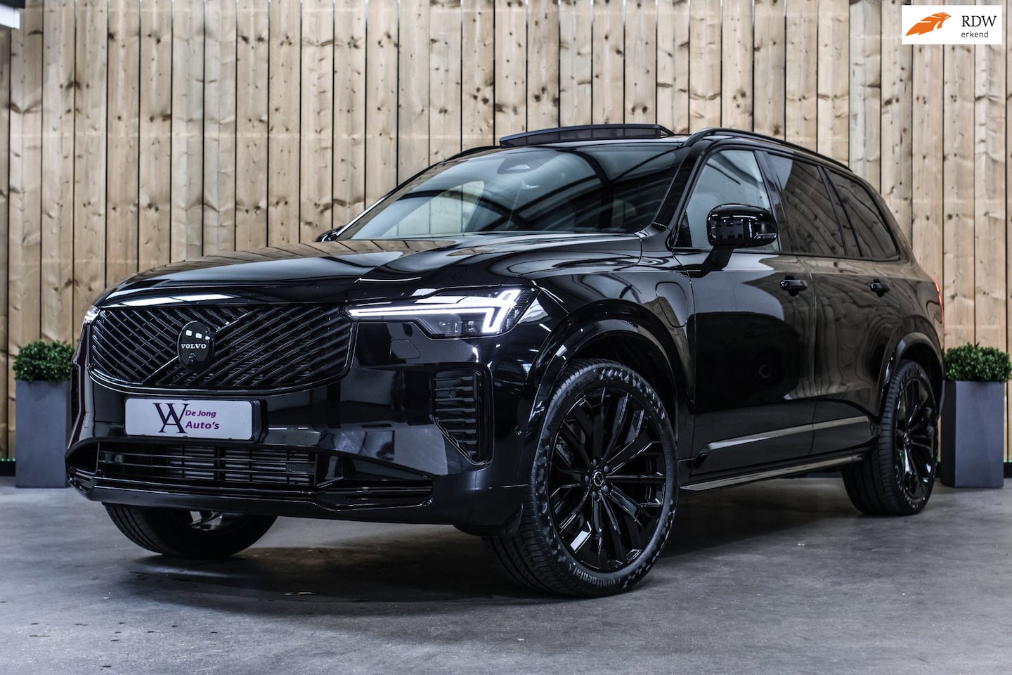 Volvo XC90 - 2.0 T8 Plug-in hybrid AWD Ultra Dark *Pano*B&W*Luchtvering* - AutoWereld.nl