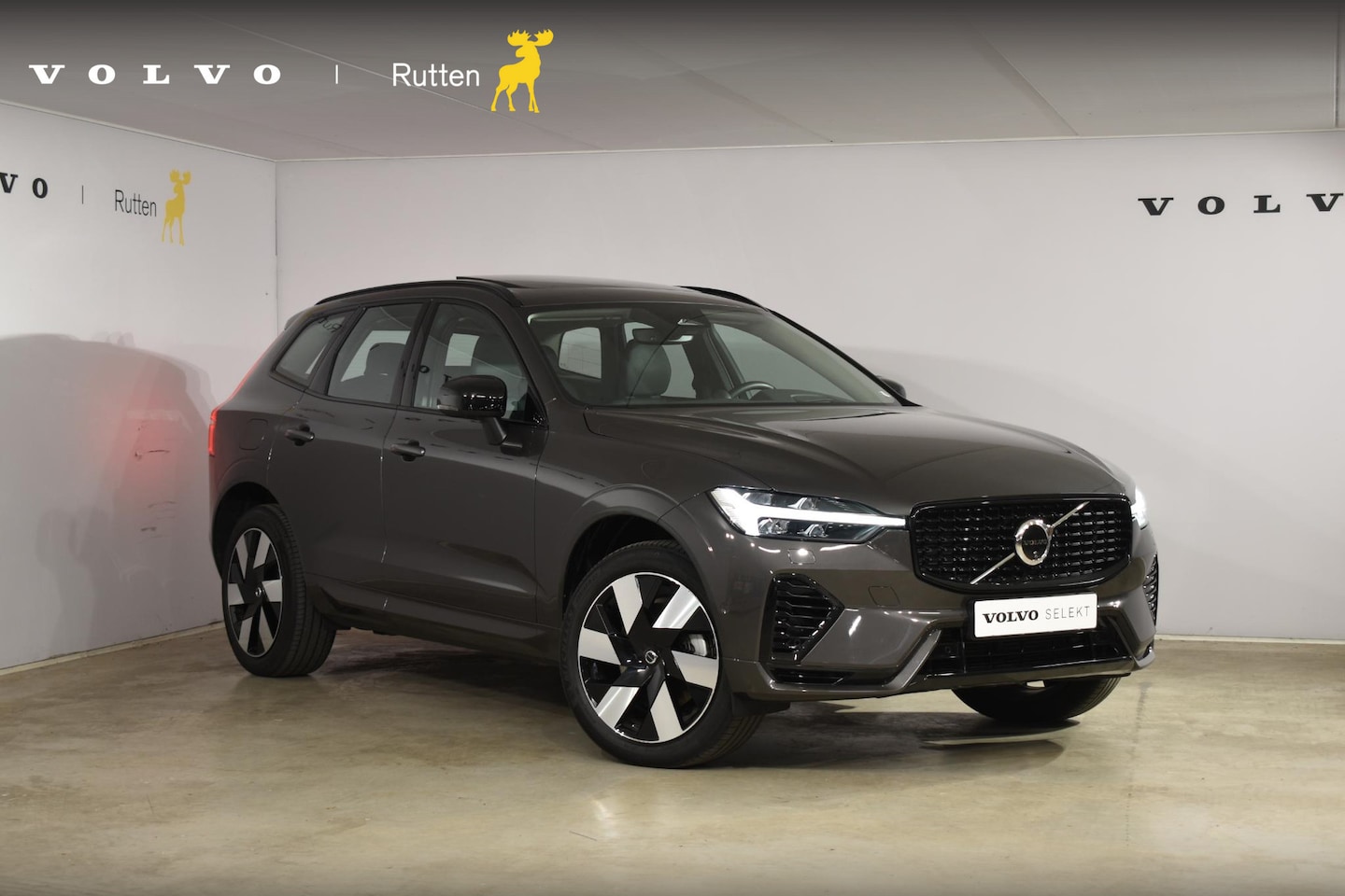 Volvo XC60 - T6 350PK Automaat Plug-in Hybrid AWD Ultimate Dark / Luchtvering / Bowers & Wilkins / 360 - AutoWereld.nl