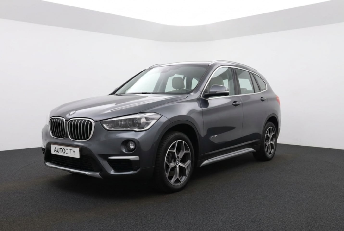 BMW X1 - sDrive20i Orange Edition 192PK Panorama dak | Leder | HUD | Stoelverwarming - AutoWereld.nl
