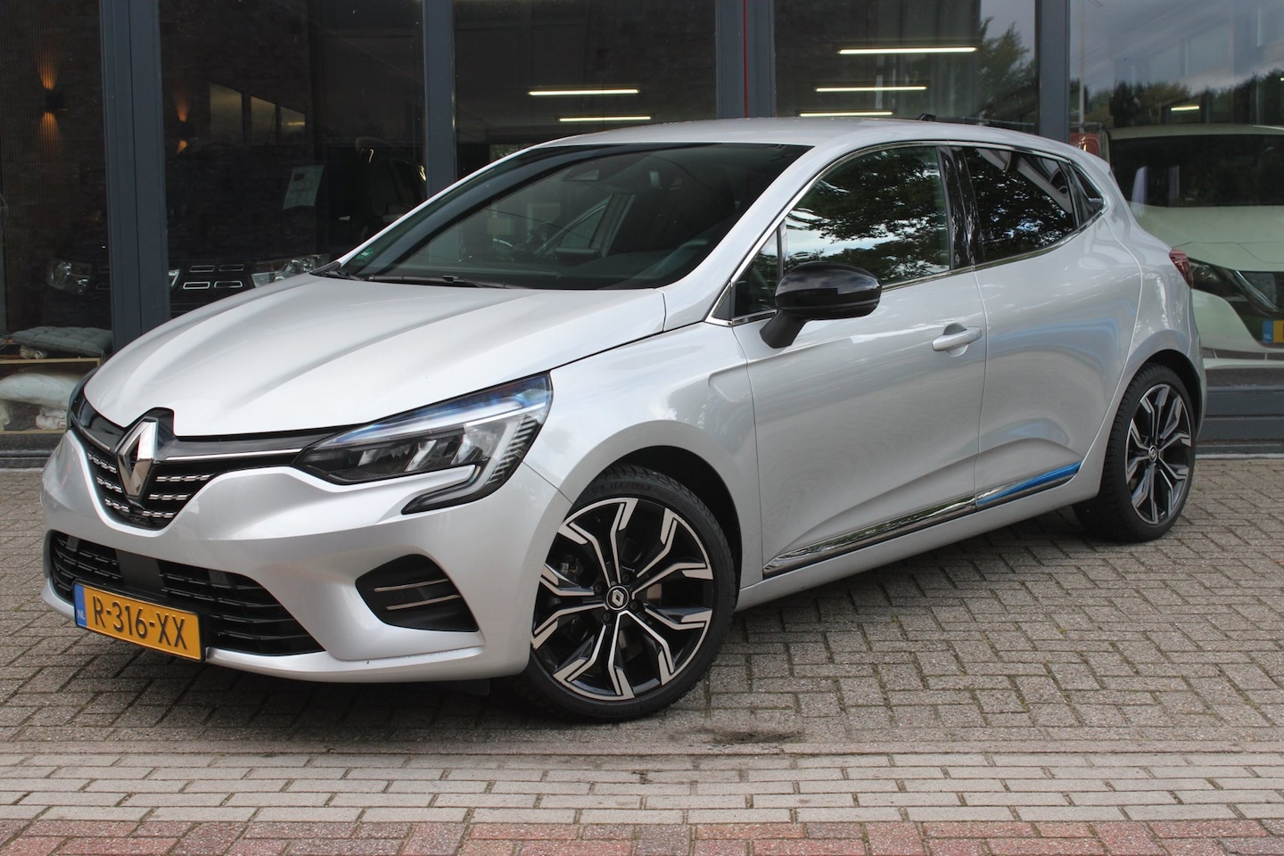 Renault Clio - 1.6 E-Tech Hybrid 145 Techno | Keyless | Apple carplay | Cruise control | Camera - AutoWereld.nl