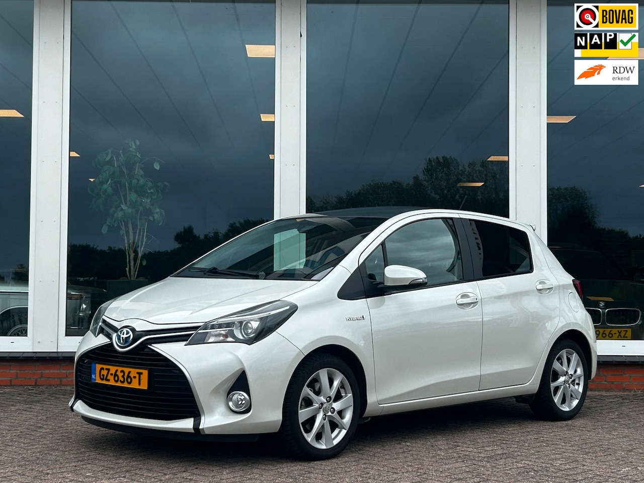 Toyota Yaris - 1.5 Hybrid Dynamic AUT. - Origineel NL - NAP - Panoramadak - AutoWereld.nl