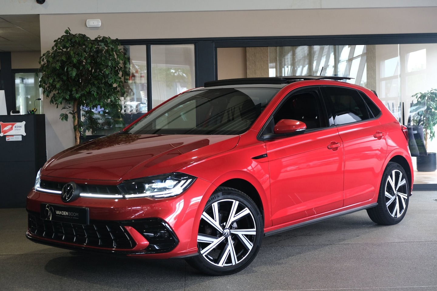 Volkswagen Polo - 1.0 TSI 2x R-Line 95PK DSG Facelift Panorama IQ Matrix Led Virtual Beats - AutoWereld.nl