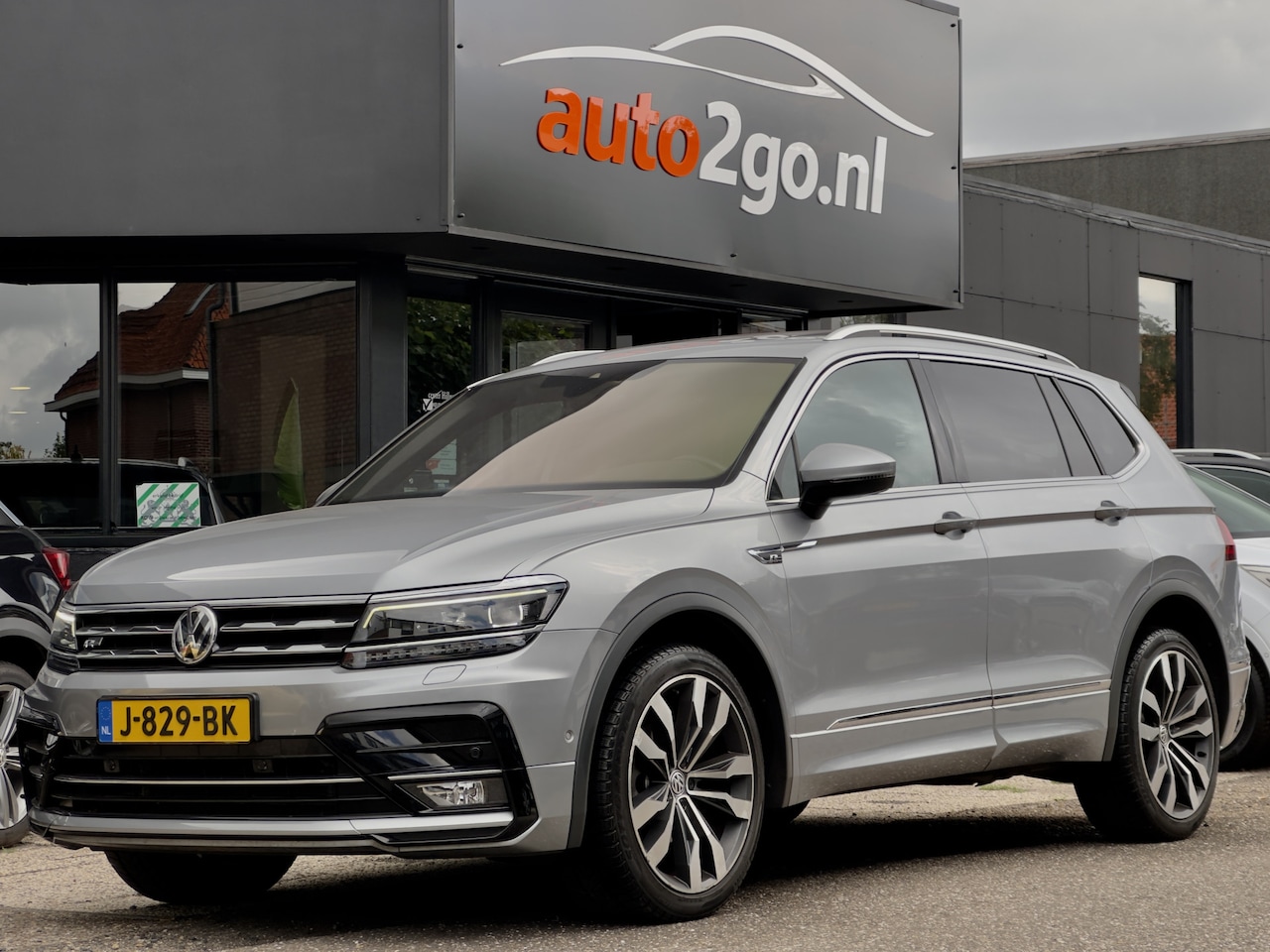 Volkswagen Tiguan Allspace - 1.5 TSI AUT7 3x R-LINE 7PERS PANODAK 20 INCH-LMV NAVI CAMERA DIGI-DASH APPLE-CARPLAY LED P - AutoWereld.nl