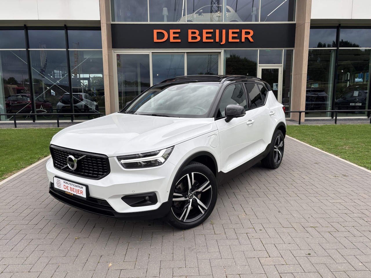 Volvo XC40 - 1.5 T5 Recharge R-Design Trekh. I Pano dak I Navi I Camera - AutoWereld.nl