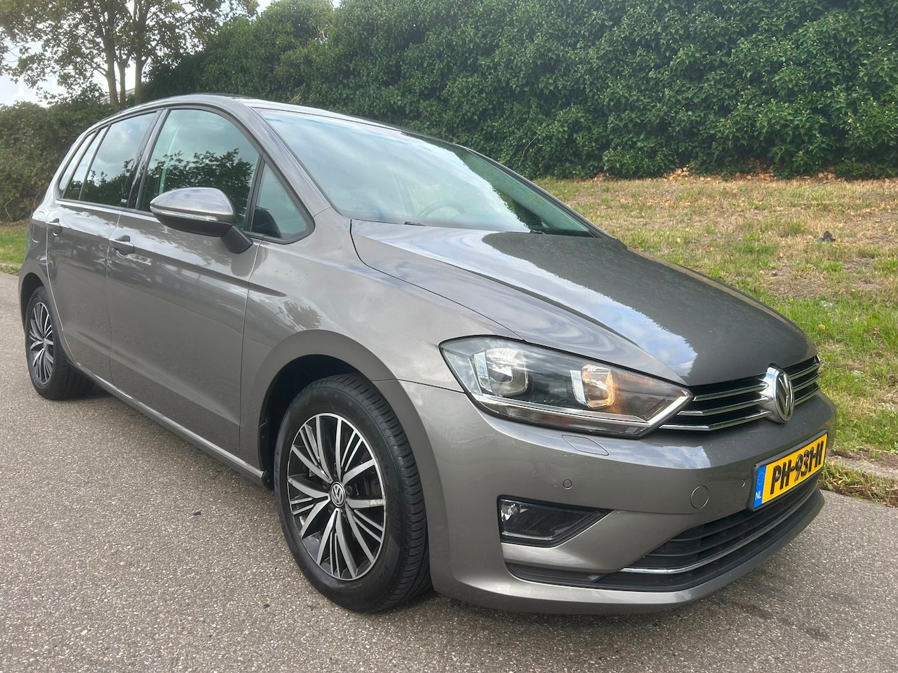 Volkswagen Golf Sportsvan - 1.4 TSI Highline - Automaat - Pano - Navi - Trekhaak - AutoWereld.nl