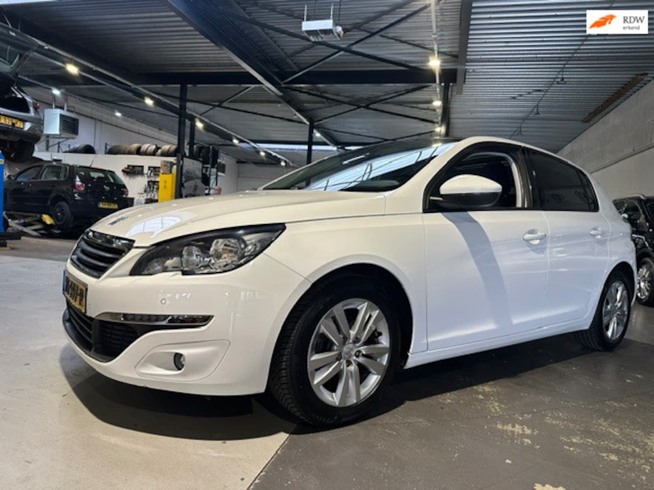 Peugeot 308 - 1.2 PureTech Blue Lease Executive/Panoramadak/Apk nieuw - AutoWereld.nl