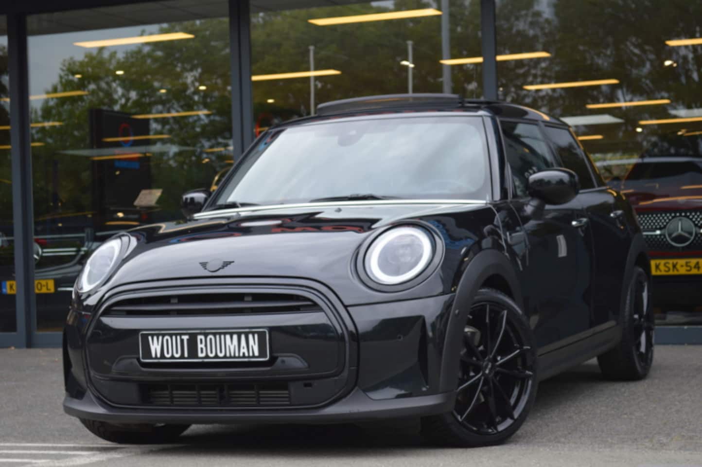 MINI 5-Deurs - 1.5 Cooper Aut. Led Leder Panorama Camera CarPlay Pdc - AutoWereld.nl