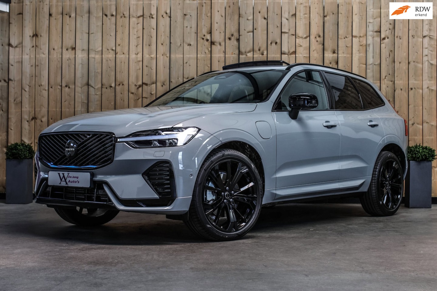 Volvo XC60 - 2.0 T8 Plug-in hybrid AWD Ultra Black Edition *B&W*Pano*Massage*Luchtvering* - AutoWereld.nl