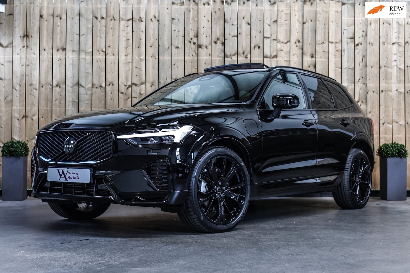 Volvo XC60 - 2.0 T8 Plug-in hybrid AWD Ultra Black Edition *B&W*Pano*Massage*Luchtvering* - AutoWereld.nl