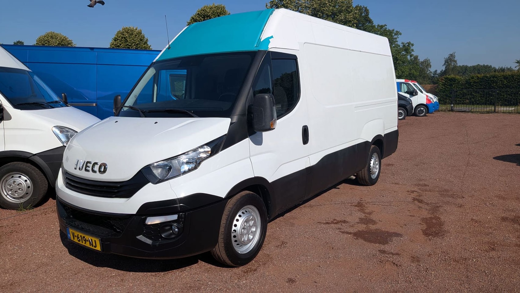 Iveco Daily - 35 S 14 300 35S14V 2.3 L2H2 Automaat / Cruise 3500KG Trekhaak - AutoWereld.nl