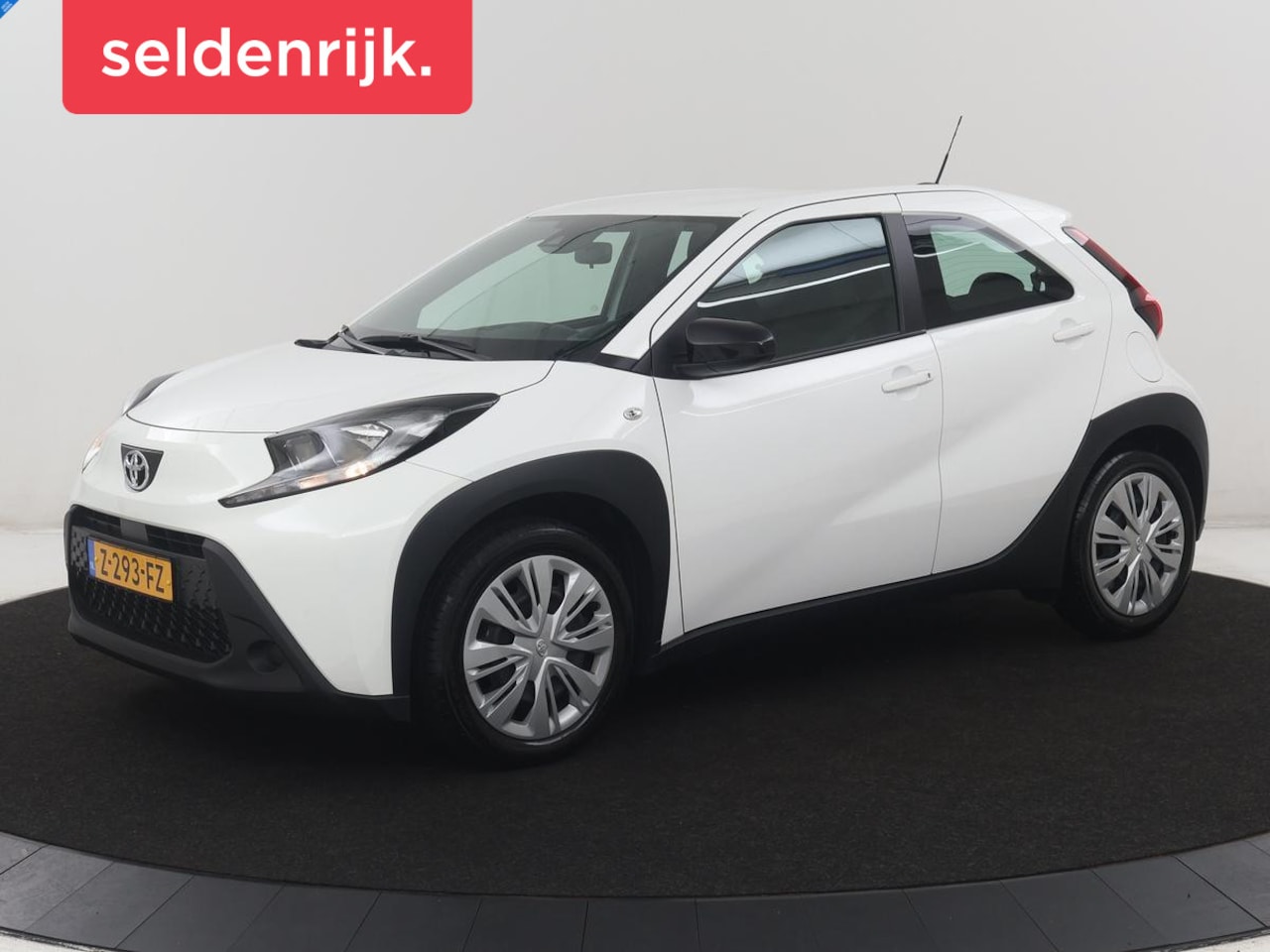 Toyota Aygo X - 1.0 VVT-i MT Play | Cruise control | Carplay | Trekhaak | Airco | Camera | DAB | Lane assi - AutoWereld.nl