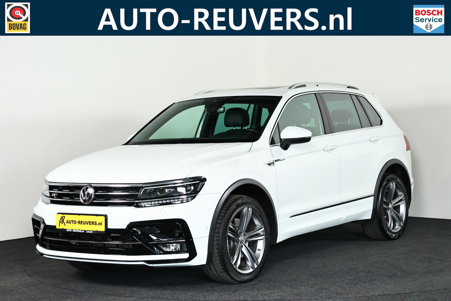 Volkswagen Tiguan - 2.0 TSI 4Motion R-Line Panorama / Opendak / ACC / Navigatie / Lane / Frontassist - AutoWereld.nl