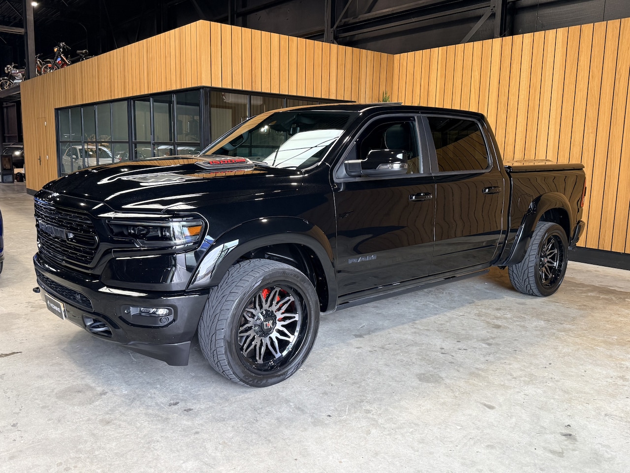 Dodge Ram 1500 - 5.7 V8 4x4 Crew Cab Limited Night. 22 inch. HUD. Luchtvering. Alle opties. - AutoWereld.nl