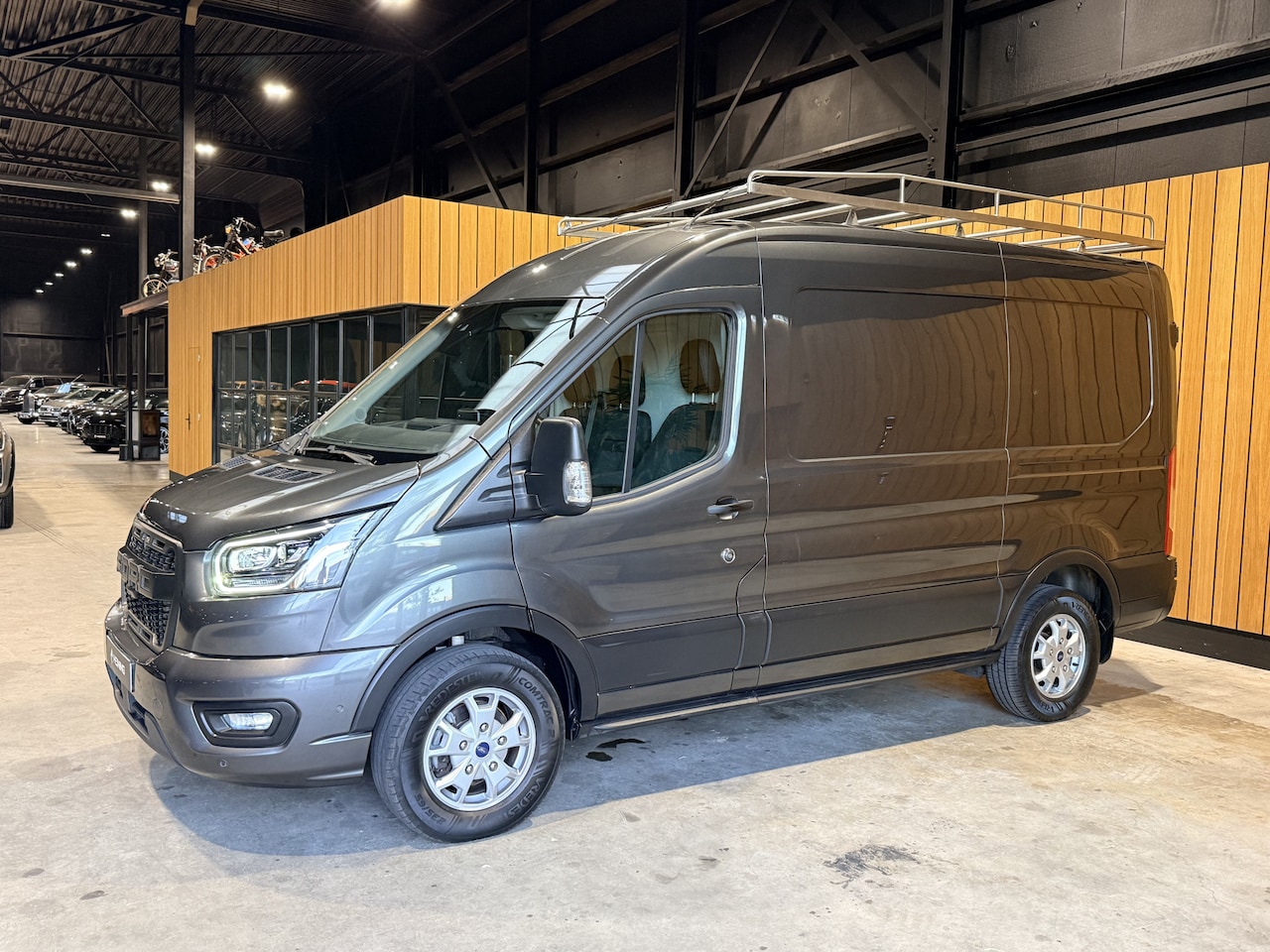 Ford Transit - 350 2.0 TDCI L2H2 Limited 185 PK Automaat. Nav. Apple-carplay. camera. bi-xenon. trekhaak. - AutoWereld.nl