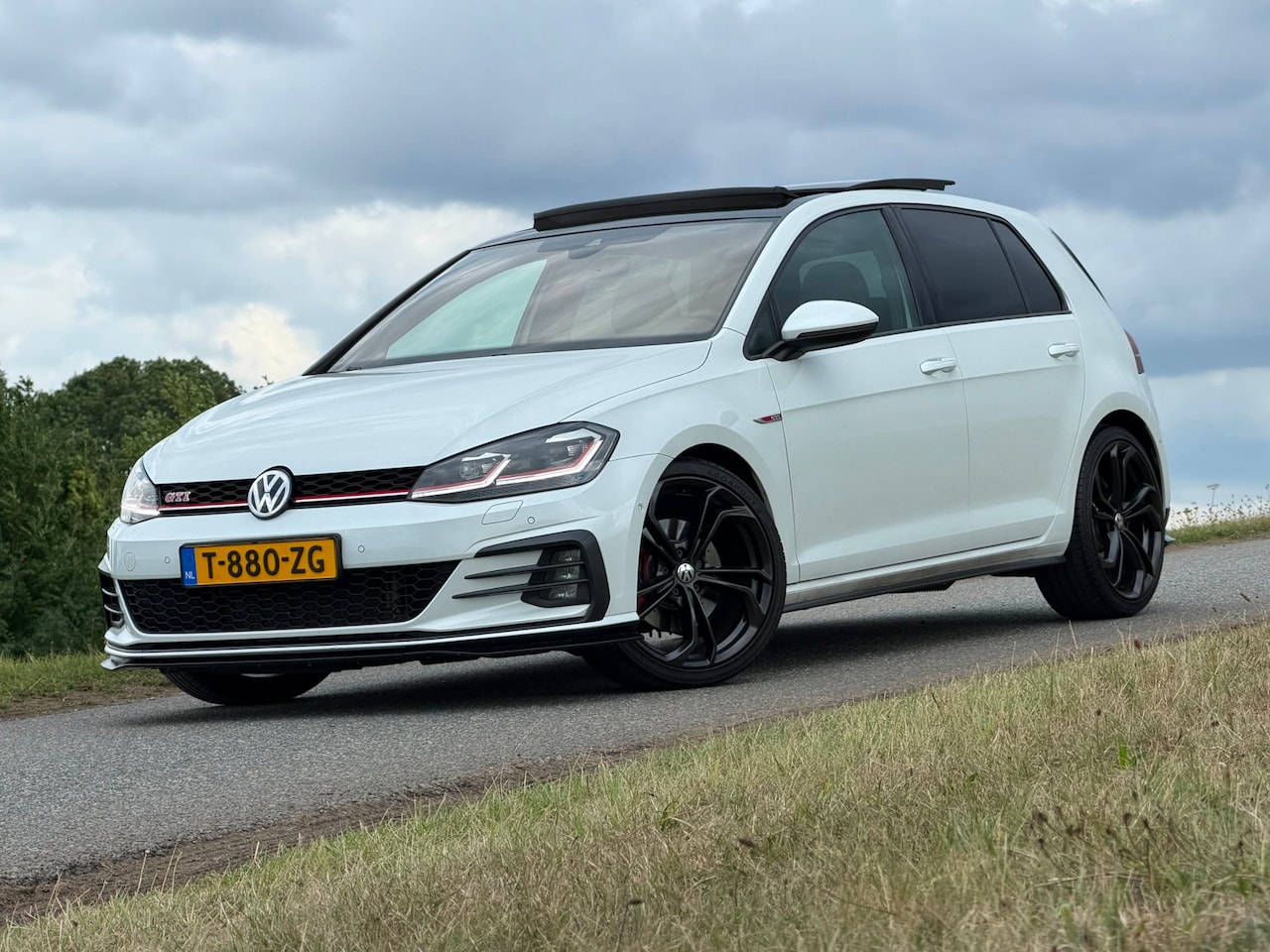Volkswagen Golf - 7.5 2.0 TSI GTI 300PK |Pano |Virtual Cockpit |Dcc |TCR |Inparkeerhulp |Carplay |Acc |Side - AutoWereld.nl