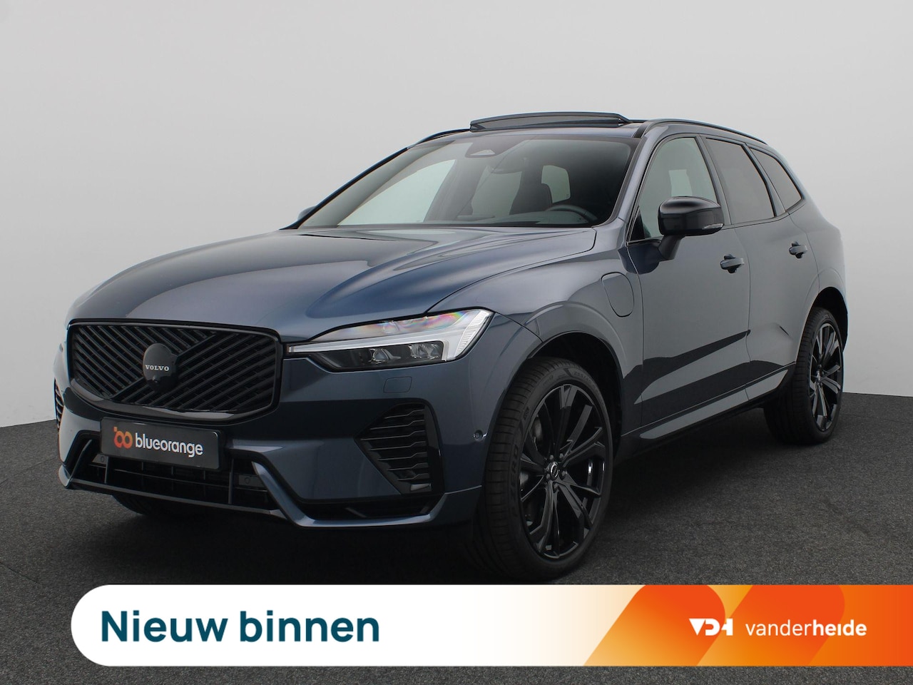 Volvo XC60 - 2.0 T6 Plug-in hybrid AWD Plus Black Edition 350PK Panoramadak, Trekhaak, Luchtvering, 21" - AutoWereld.nl