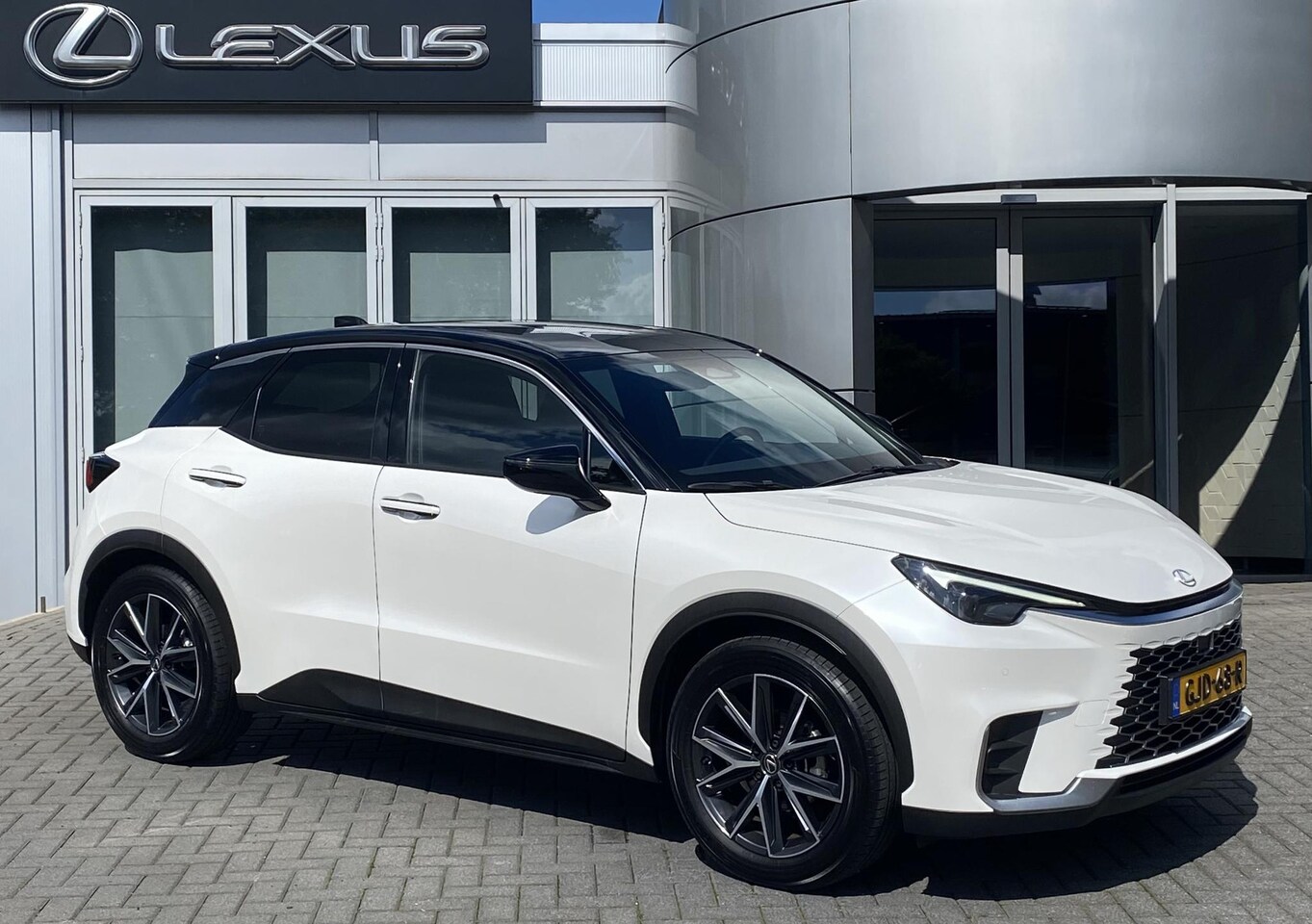 Lexus LBX - 1.5 Cool 2WD NL-AUTO 1E EIGENAAR STOELVERWARMING STUURVERW BLIND-SPOT ELEK-STOEL+GEHEUGEN - AutoWereld.nl