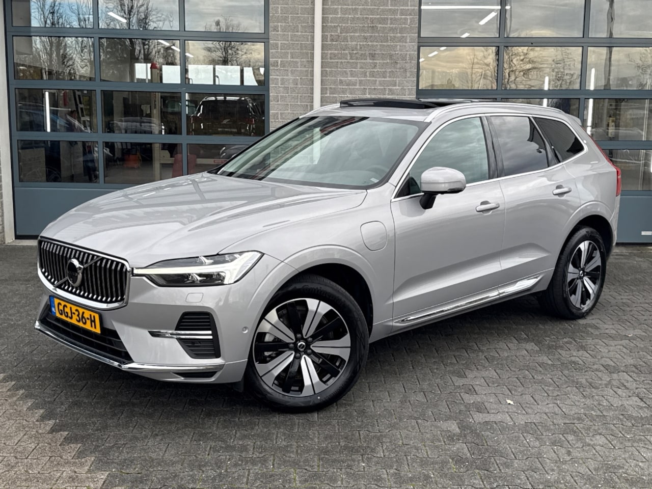 Volvo XC60 - 2.0 T6 Plug-in hybrid AWD Plus Bright |ELEK. TREKHAAK|PANO|1E EIGENAAR| - AutoWereld.nl