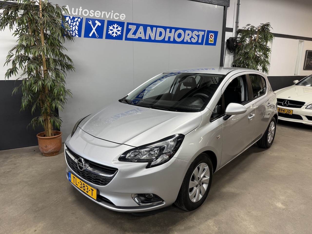 Opel Corsa - 1.2 // Airco // LM velgen - AutoWereld.nl