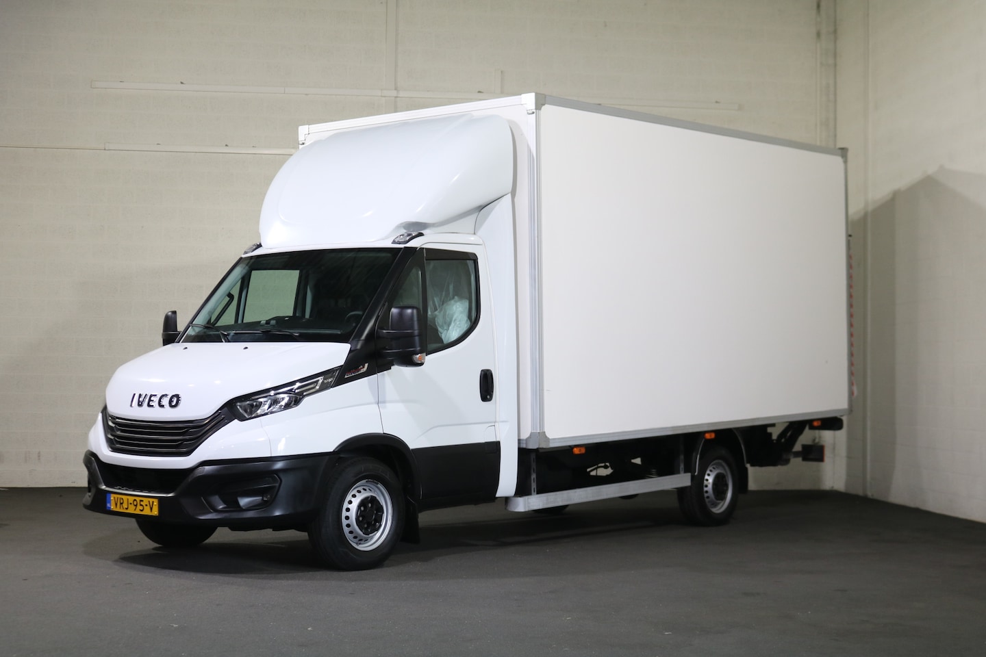 Iveco Daily - 35S18 3.0 Automaat Bakwagen met Laadklep - AutoWereld.nl