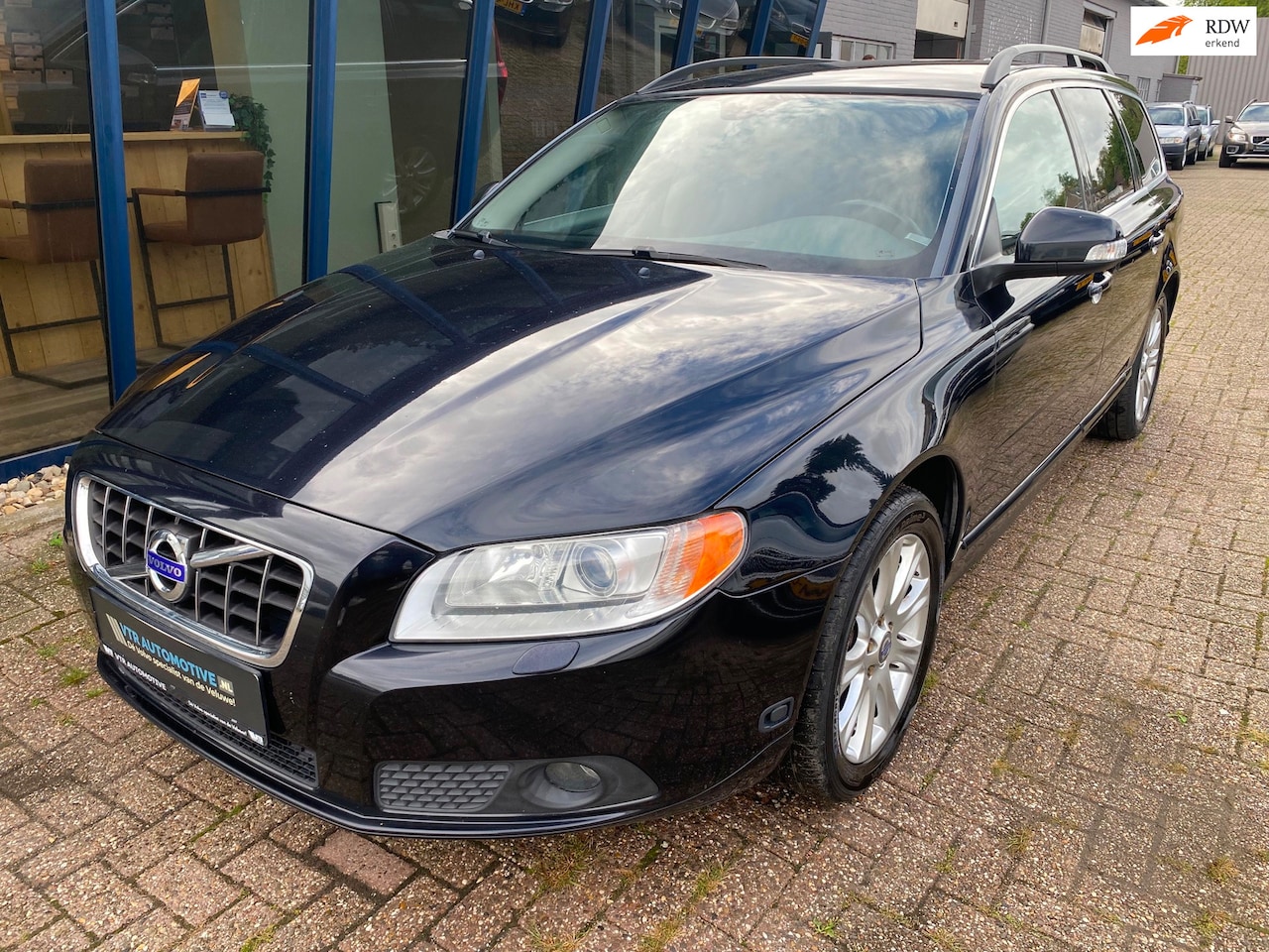 Volvo V70 - 2.5FT Momentum Automaat 230PK H.LEER / XENON / TREKHAAK - AutoWereld.nl