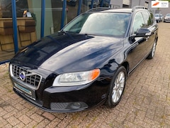 Volvo V70 - 2.5FT Momentum Automaat 230PK H.LEER / XENON / TREKHAAK