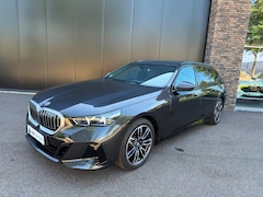 BMW 5-serie Touring - 520i Touring M-sport Trekhaak, Navi prof, Winter, HUD, Leder, Stoelkoel BOMVOL