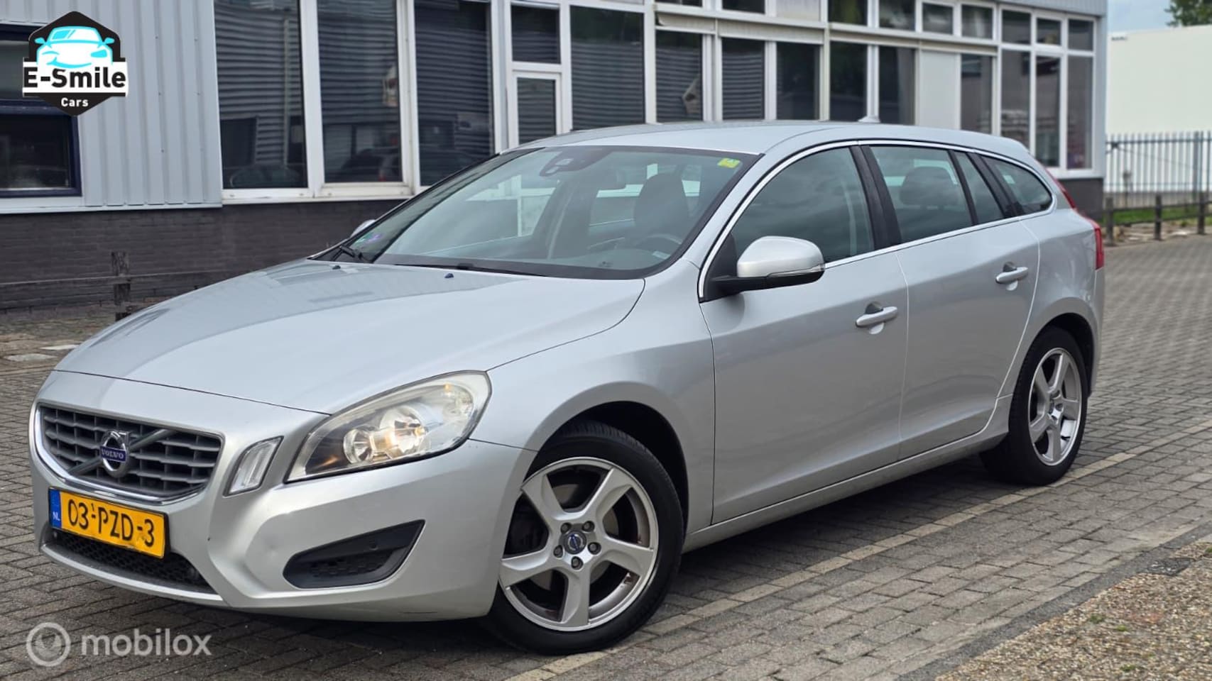 Volvo V60 - 1.6 T4 Momentum/Airco/PDC/Cruise/ClimateControl/BT - AutoWereld.nl