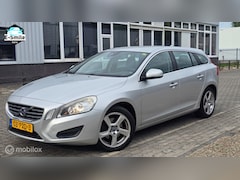 Volvo V60 - 1.6 T4 Momentum/Navi/PDC/Cruise/ClimateControl/BT