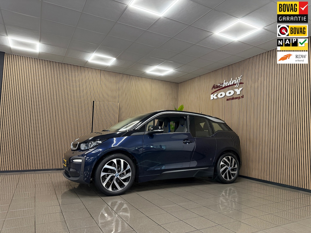 BMW i3 - Basis 120Ah 42 kWh * Panoramadak / Navigatie / Camera / 19" LM Velgen / NL Auto * - AutoWereld.nl