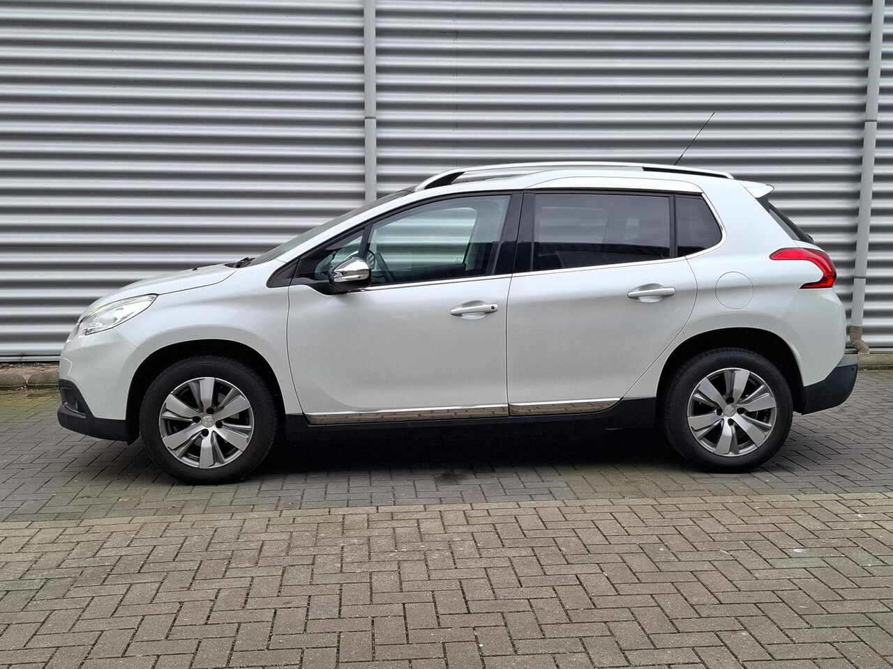 Peugeot 2008 - SUV 1.2 Allure Pano/Clim/LMV/Trekhaak - AutoWereld.nl