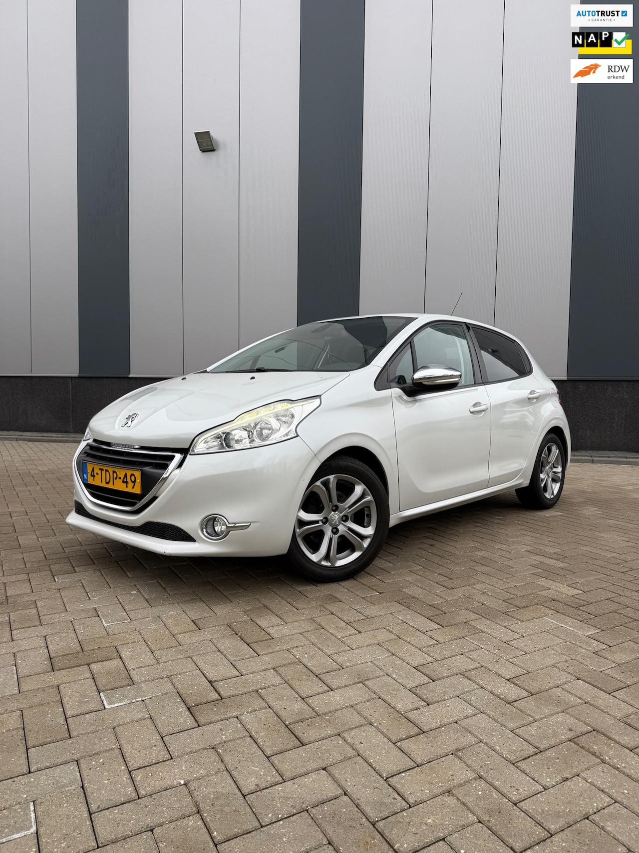 Peugeot 208 - 1.2 VTi 82pk 5Deurs 2014 NAP - AutoWereld.nl