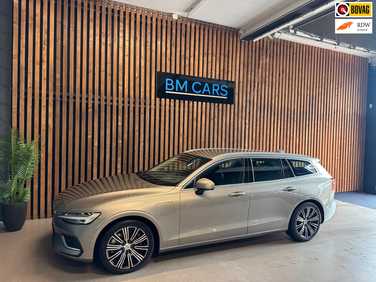 Volvo V60 - 2.0 T8 Twin Engine AWD R-Design Camera,trekhaak - AutoWereld.nl