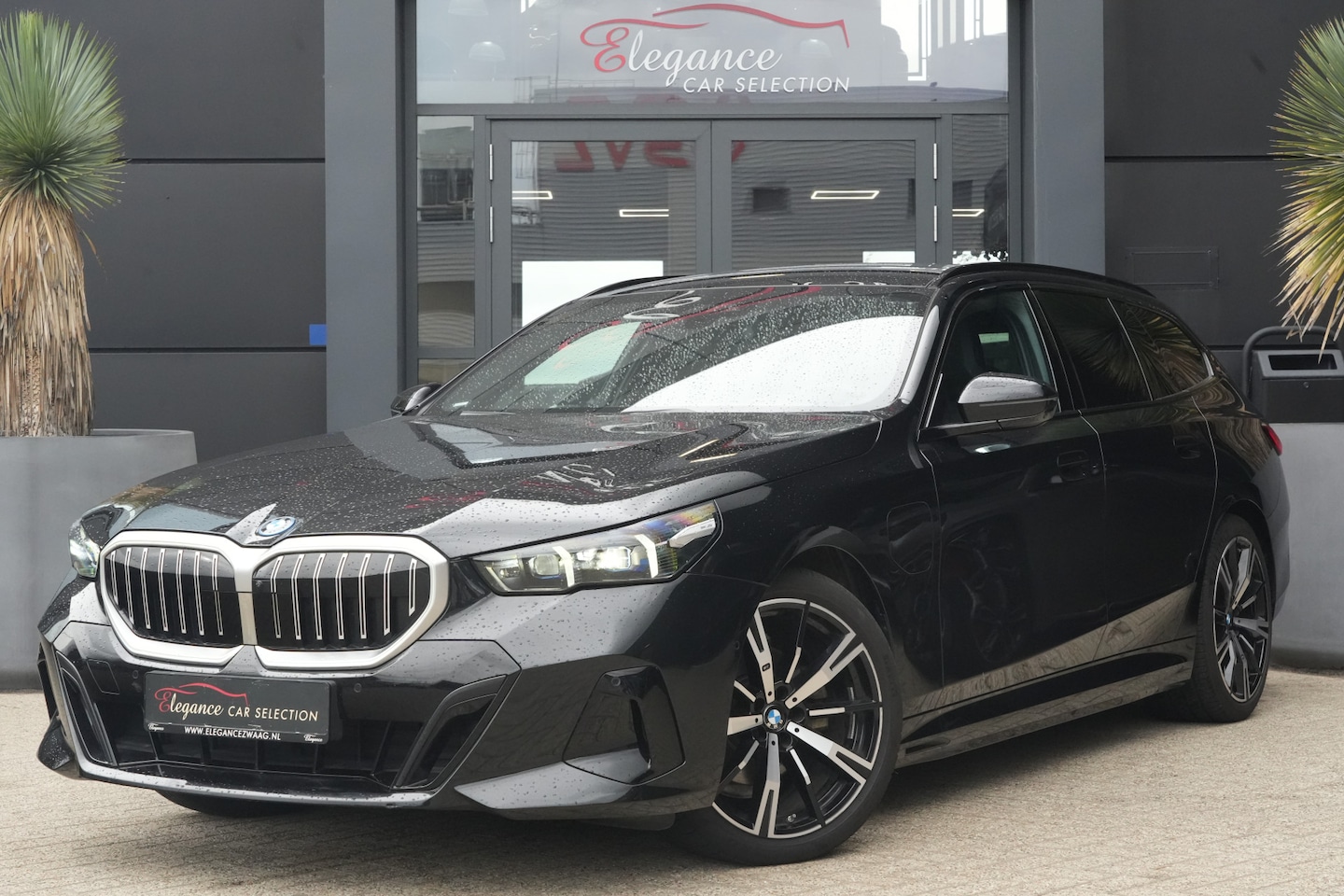 BMW 5-serie Touring - 530e M Sport | 300PK | Pano | HarmanKardon | 360° | HUD | BMW 530e Touring M Sport 300 PK - AutoWereld.nl